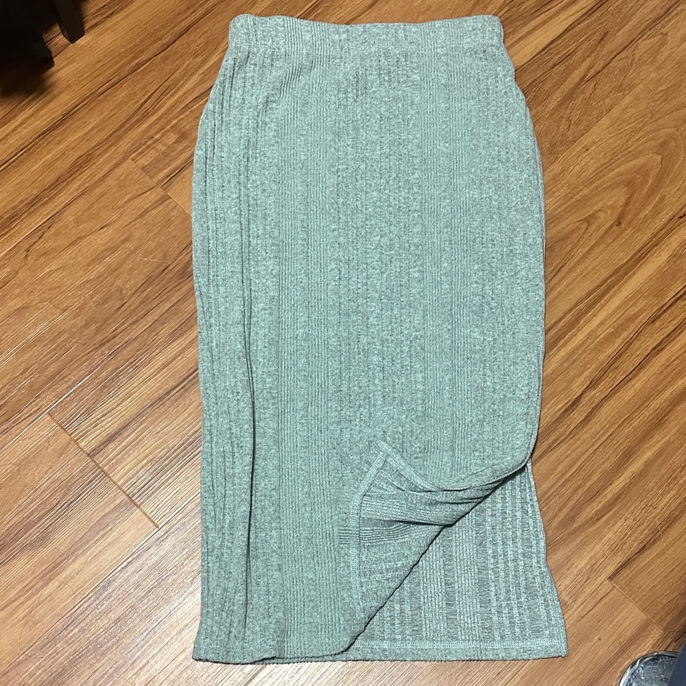 Elegant Gray Knit Skirt